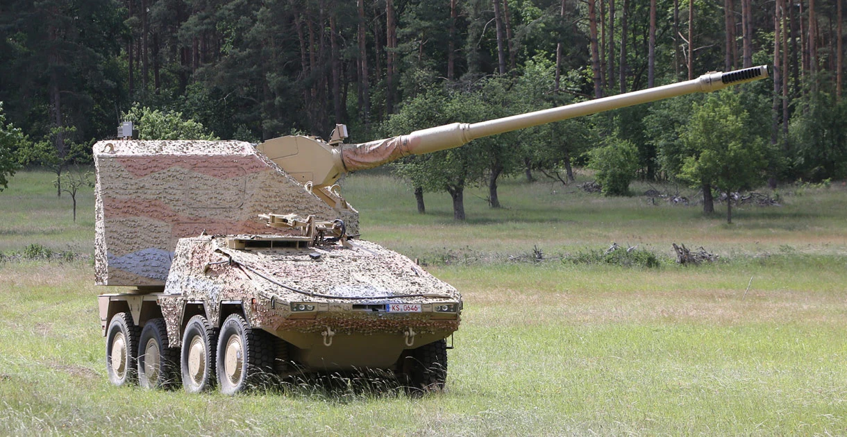 Testowany RCH 155 to projekt armatohaubicy nowej generacji firmy Krauss-Maffei Wegmann. Wcześniej rywalizował on z projektem koncernu Rheinmetall, który zautomatyzowaną wieżę osadził na podwoziu standardowej ciężarówki.  Bundeswehra wybrała ostatecznie koncepcję kołowego i opancerzonego działa