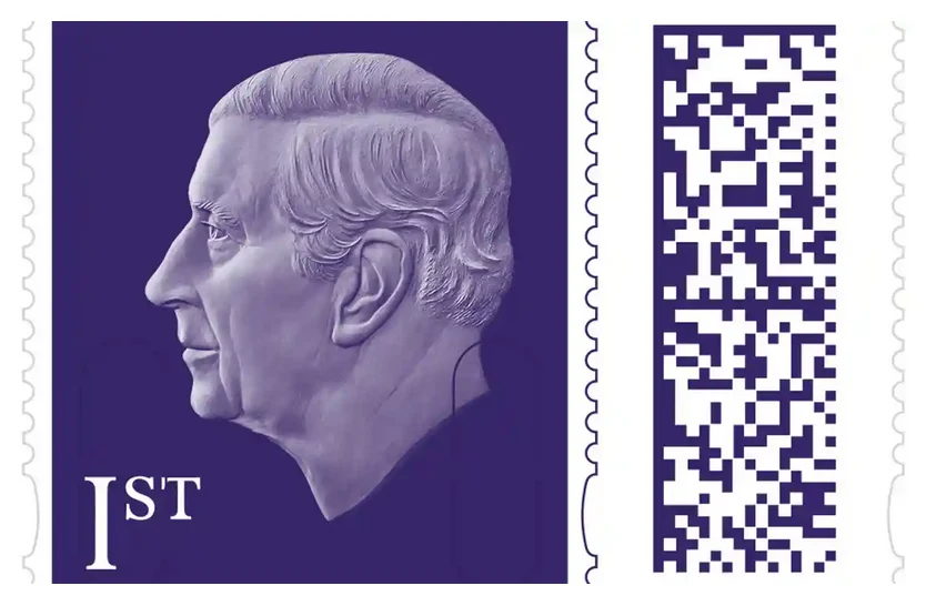 Znaczki są bardzo minimalistyczne w formie - znajduje się na nich tylko głowa monarchy, zgodnie z tradycją zwrócona w lewo, oraz oznaczenie, czy są one przeznaczone na listy pierwszej, czy drugiej klasy. Podobnie minimalistyczne były znaczki z wizerunkiem Elżbiety II, ale królowa była w koronie. Ponieważ Karol III jest bez korony, na znaczku nie ma żadnego monarszego symbolu. (Fot. Royal Mail) Znaczki są bardzo minimalistyczne w formie - znajduje się na nich tylko głowa monarchy, zgodnie z tradycją zwrócona w lewo, oraz oznaczenie, czy są one przeznaczone na listy pierwszej, czy drugiej klasy. Podobnie minimalistyczne były znaczki z wizerunkiem Elżbiety II, ale królowa była w koronie. Ponieważ Karol III jest bez korony, na znaczku nie ma żadnego monarszego symbolu. (Fot. Royal Mail)