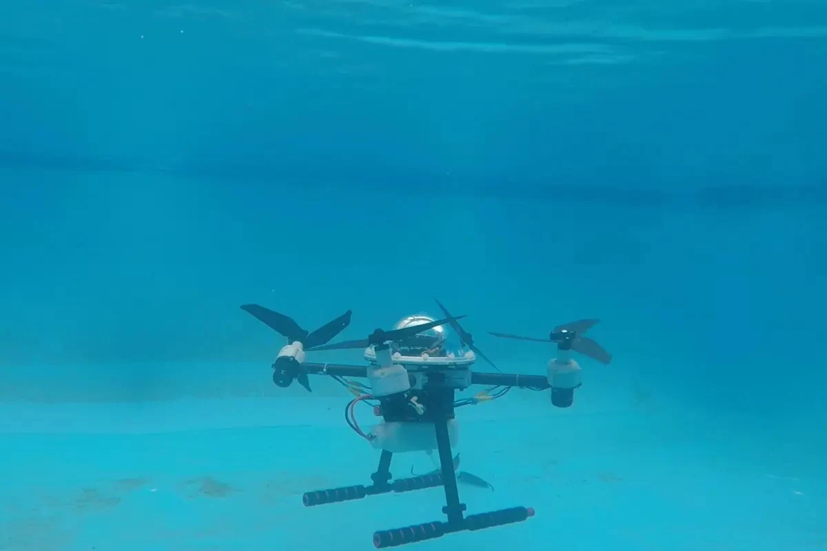 Pod wodą dron TJ-FlyingFish staje się w pełni autonomiczny i nie potrzebuje pomocy operatora