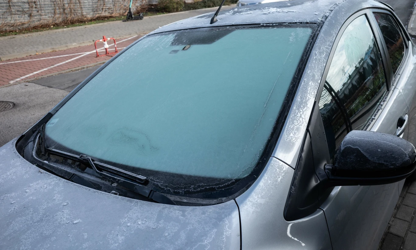 Notoryczna jazda na rezerwie może sprawiać, że w zbiorniku paliwa zacznie pojawiać się woda. Kiedy temperatura spadnie, zbyt duża ilość wody w układzie paliwowym może doprowadzić do powstania tzw. korków lodowych i unieruchomienia silnika.
