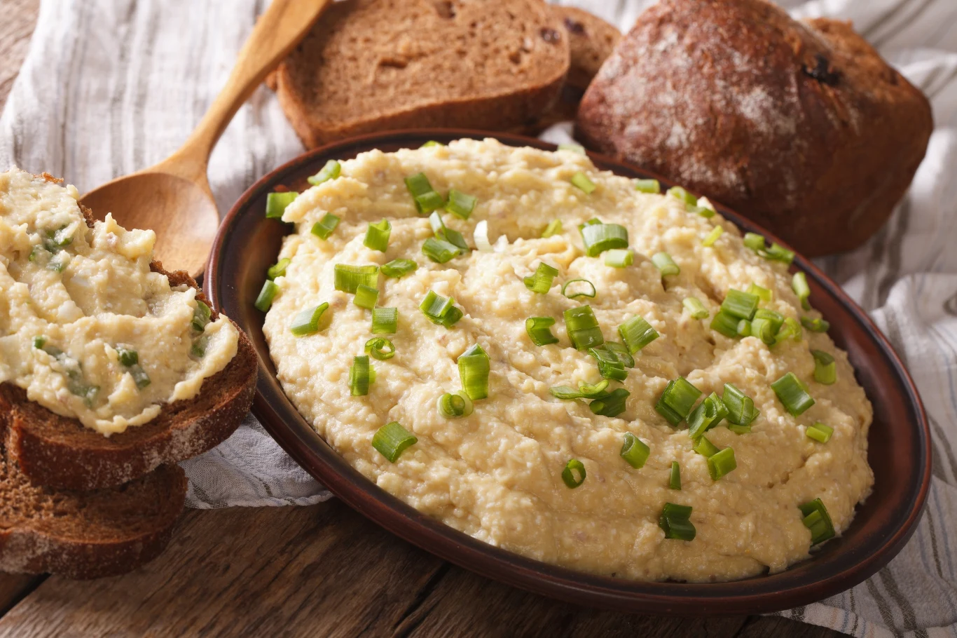 Pasta jajeczna kusząco prezentuje się udekorowana świeżą zieleniną