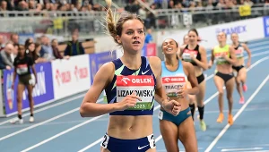 Weronika Lizakowska (przód) zajęła drugie miejsce w biegu na 1 milę podczas halowego mityngu lekkoatletycznego World Athletics Indoor Copernicus Cup w Toruniu