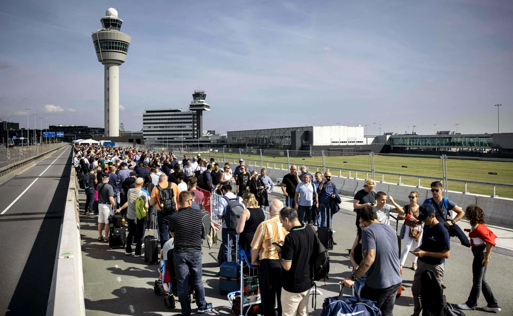 Kolejka do terminala na lotnisku Schiphol w Amsterdamie, 12 września 2022 r.