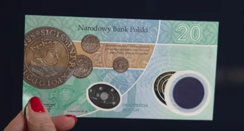 Na stronie odwrotnej są przedstawione monety z czasów Kopernika, natomiast w tle znajduje się wizerunek Zamku Kapituły Warmińskiej w Olsztynie. Banknot ma najbardziej zaawansowane na świecie zabezpieczenie. To umieszczone w lewym dolnym rogu zabezpieczenie optyczne z efektem ruchu i głębi oraz obrazem 3D przedstawiające układ heliocentryczny. Fot. NBP
