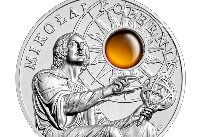 Rewers monety przedstawia fragment pomnika Mikołaja Kopernika w Warszawie oraz stylizowany wizerunek promieni słonecznych. Na awersie, poza stałymi elementami takimi jak wizerunek orła ustalony dla godła Rzeczypospolitej Polskiej, nominał oraz oznaczenie roku emisji, został umieszczony wizerunek Układu Słonecznego z dzieła Mikołaja Kopernika „De revolutionibus orbium coelestium”. Fot. NBP