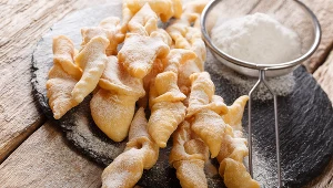 Te faworki zrobisz bez grama tłuszczu. Wystarczą dwa składniki i cukier do posypania