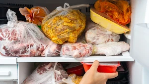 Produkty raz rozmrożone, nigdy nie powinny być mrożone ponownie. Zwiększa to prawdopodobieństwo zatrucia o podłożu bakteryjnym