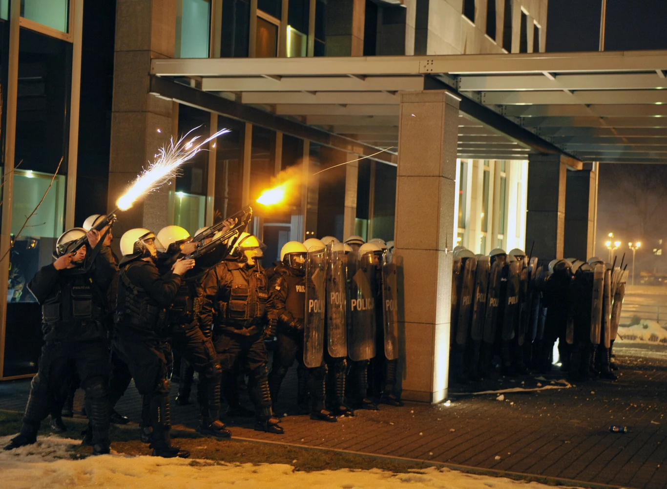 Rafał Woś przypomina interwencję policji przed siedzibą JSW w 2015 r. Rafał Woś przypomina interwencję policji przed siedzibą JSW w 2015 r.