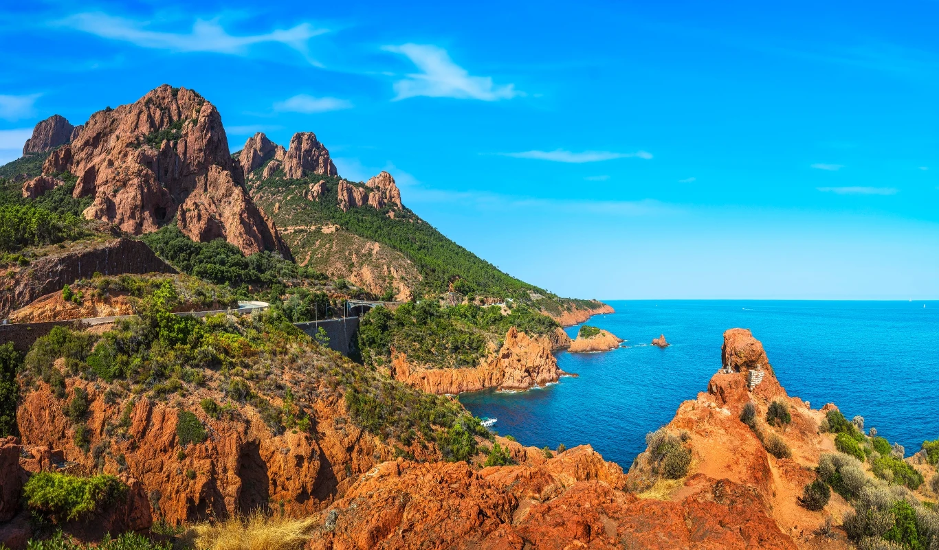 Podróż Lazurowym Wybrzeżem to nie tylko miasta i ocean, ale także zapierające dech w piersiach formacje skalne. Podróż Lazurowym Wybrzeżem to nie tylko miasta i ocean, ale także zapierające dech w piersiach formacje skalne.