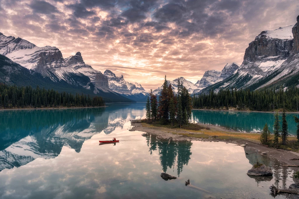 Surowy i piękny krajobraz zachodniej Kanady. To jeden z pejzaży, które zobaczymy na drodze  z Vancouver do Banff.