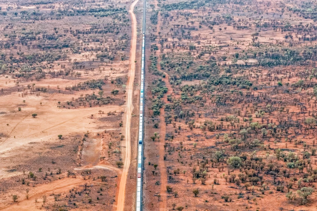 The Gan przemiarza bezkresne równiny Australii przecinając kontynent z południa na północ.