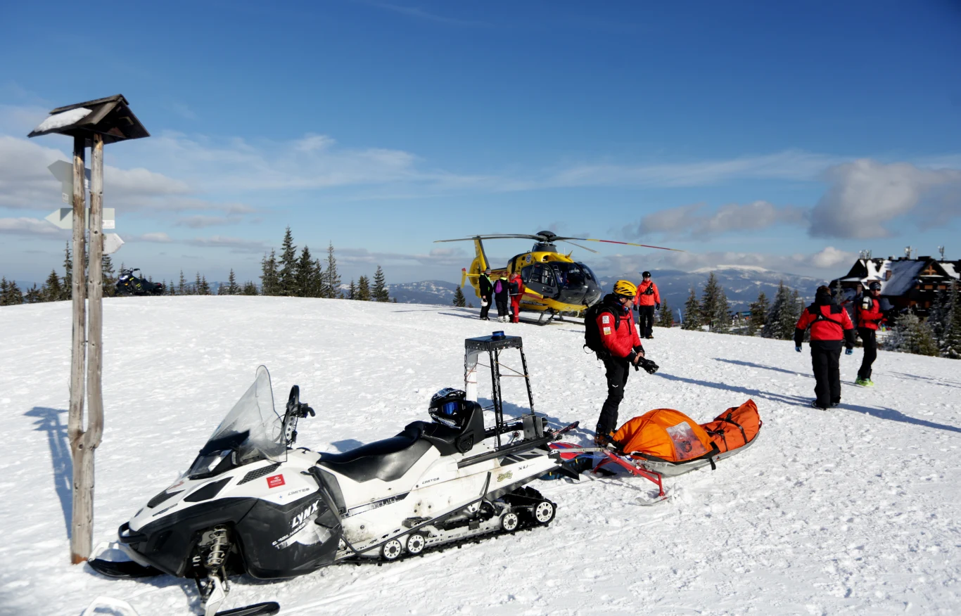 Pilsko, Hala Miziowa. Akcja ratunkowa GOPR Beskidy i HEMS Ratownik 4 (luty 2021) Pilsko, Hala Miziowa. Akcja ratunkowa GOPR Beskidy i HEMS Ratownik 4 (luty 2021)