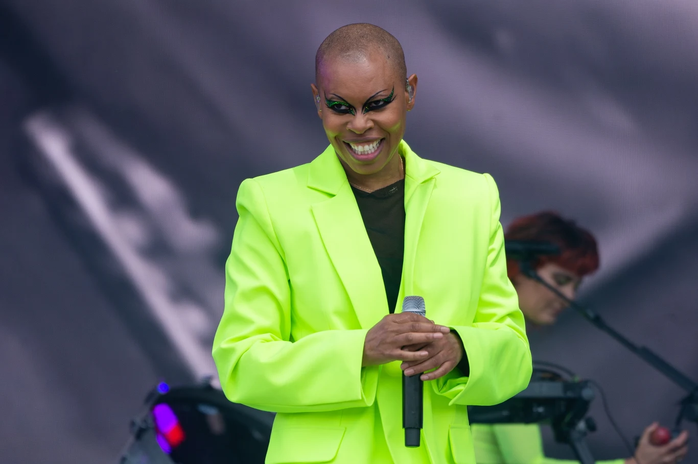 Skin jest wokalistką Skunk Anansie Skin jest wokalistką Skunk Anansie
