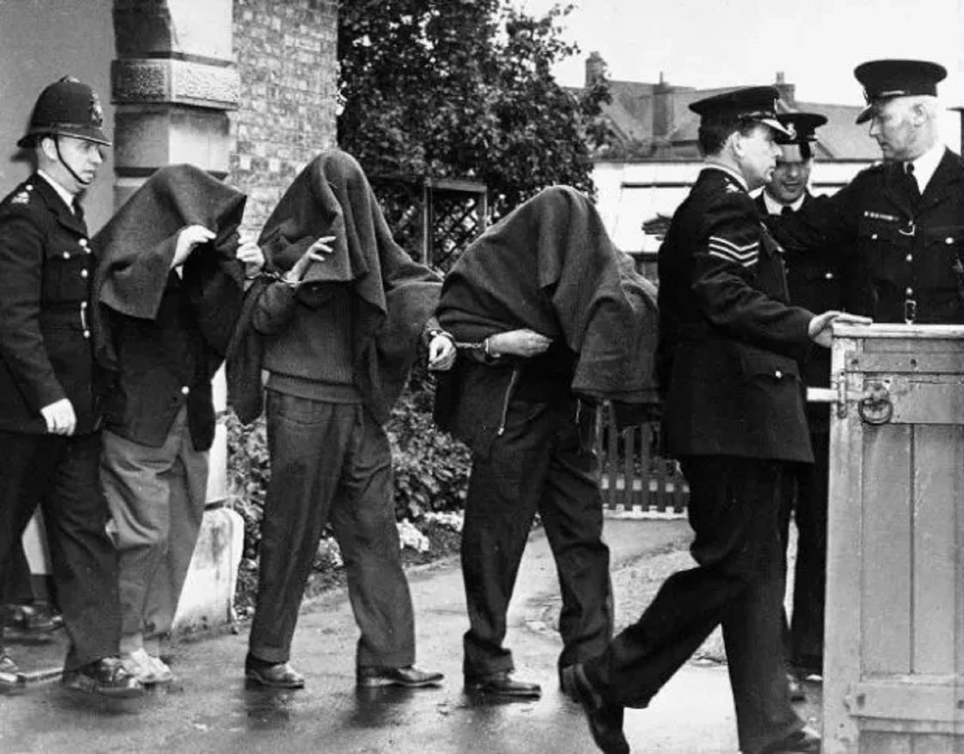24 wrzesnia1963 - policja wyprowadza trzech członków gangu / zdjęcie: Wikipedia