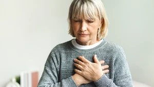 Zdarza się, że pacjenci ból zawałowy odczuwają nie tylko w okolicy mostka, ale także pod pachą