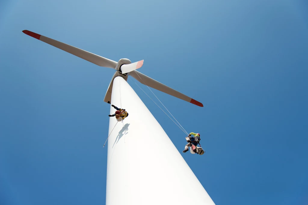 Zużyte łopaty turbin wiatrowych póki co najczęściej lądują na składowiskach. Polscy naukowcy opracowują technologie, które pozwolą je wykorzystać do innych celów
