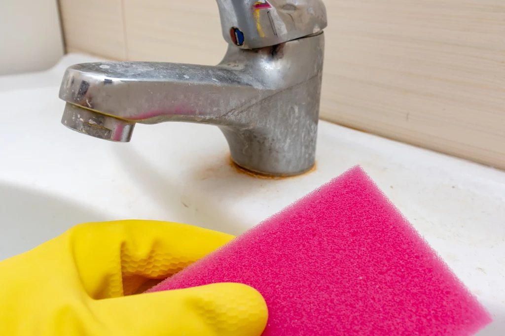 Do czyszczenia umywalki nie używaj ostrych akcesoriów — mogą doprowadzić do powstania rys