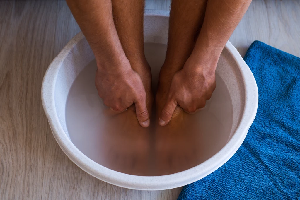 Kąpiele stóp w miodzie pomogą pozbyć się twardej i popękanej skóry