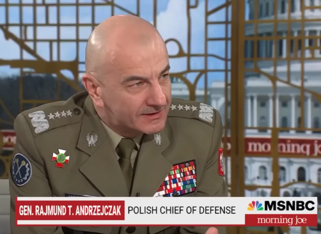 Generał Rajmund Andrzejczak był gościem amerykańskiej telewizji MSNBC. Jego występ zrobił wrażenie.