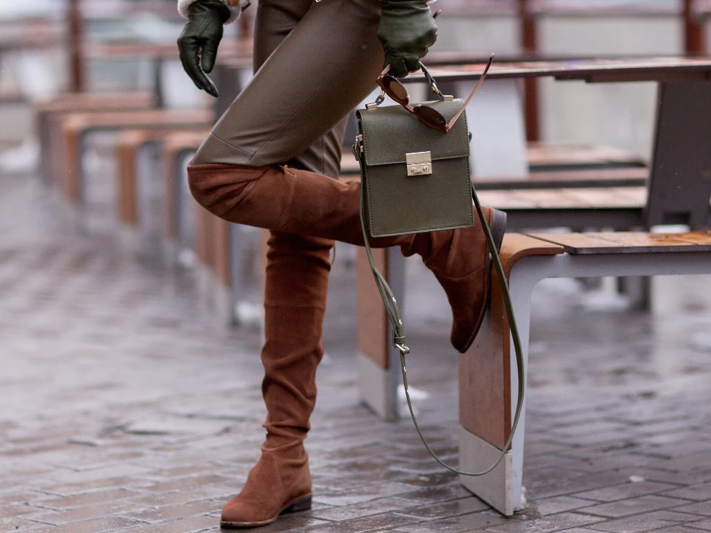 Buty zamszowe wymagają odpowiedniej pielęgnacji, aby przez długi czas wyglądały jak nowe Buty zamszowe wymagają odpowiedniej pielęgnacji, aby przez długi czas wyglądały jak nowe