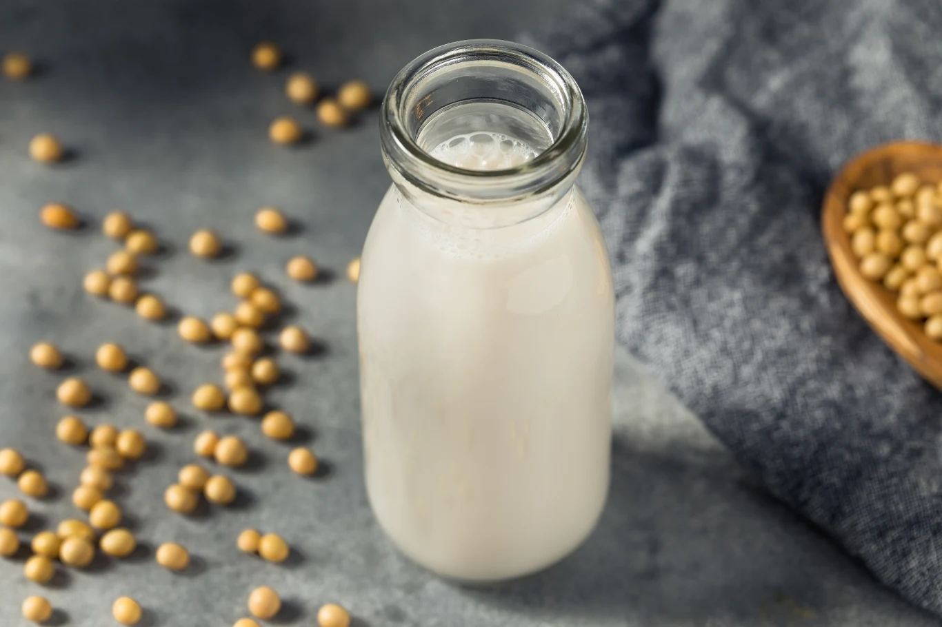 Polacy przekonali się do mleka sojowego. Nie zawiera laktozy i cholesterolu, ale ma też wady