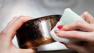 Nie spisuj brudnego garnka na straty. Torebki herbaty go doczyszczą