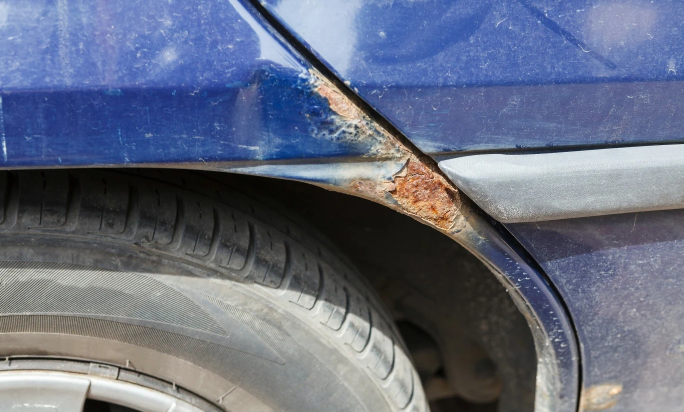 Przykładowo, jeśli na karoserii pojawią się rdzawe wykwity, diagnosta z pewnością zwróci na nie uwagę. 