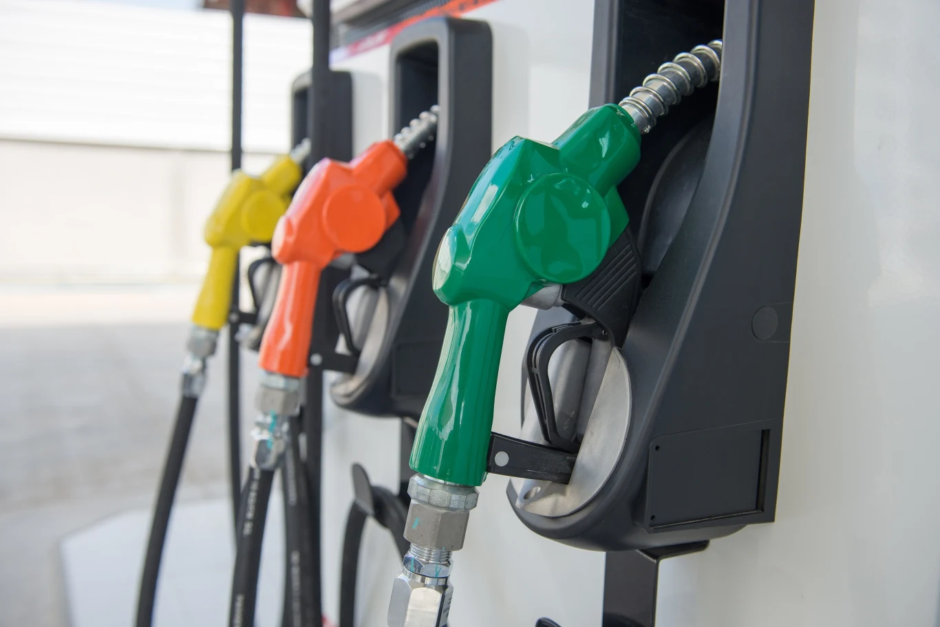 Kierowców, którzy obawiali się wzrostu kosztów tankowania w związku z unijnym zakazem importu paliw z Rosji, zmiany na stacjach mogły w tym tygodniu pozytywnie zaskoczyć Kierowców, którzy obawiali się wzrostu kosztów tankowania w związku z unijnym zakazem importu paliw z Rosji, zmiany na stacjach mogły w tym tygodniu pozytywnie zaskoczyć