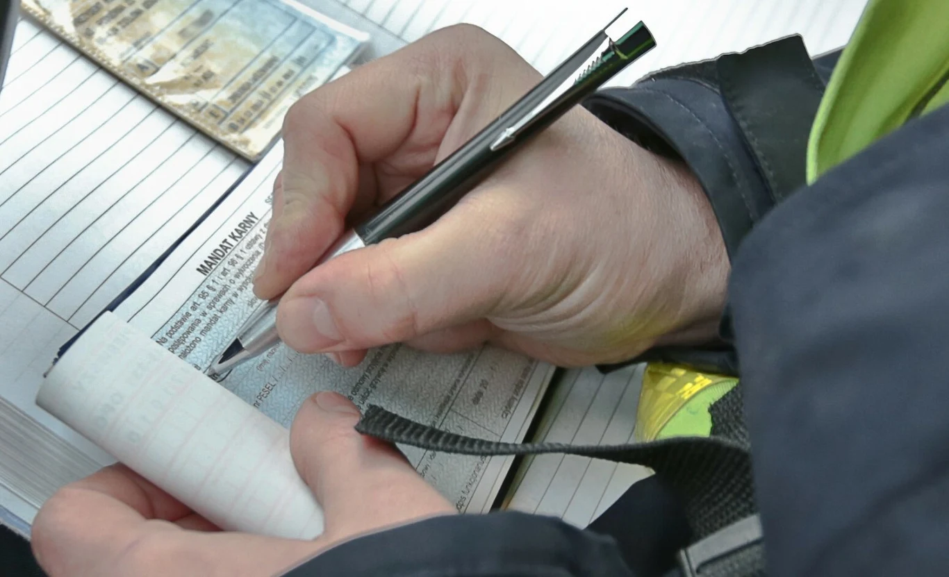 Przepisy zabraniają wyposażania samochodu w części, które spowodują negatywny wpływ pojazdu na środowisko naturalne. Jeśli pojazd auto będzie emitowało nadmierną ilość spalin, kierowca zostanie ukarany mandatem w wysokości 300 złotych.