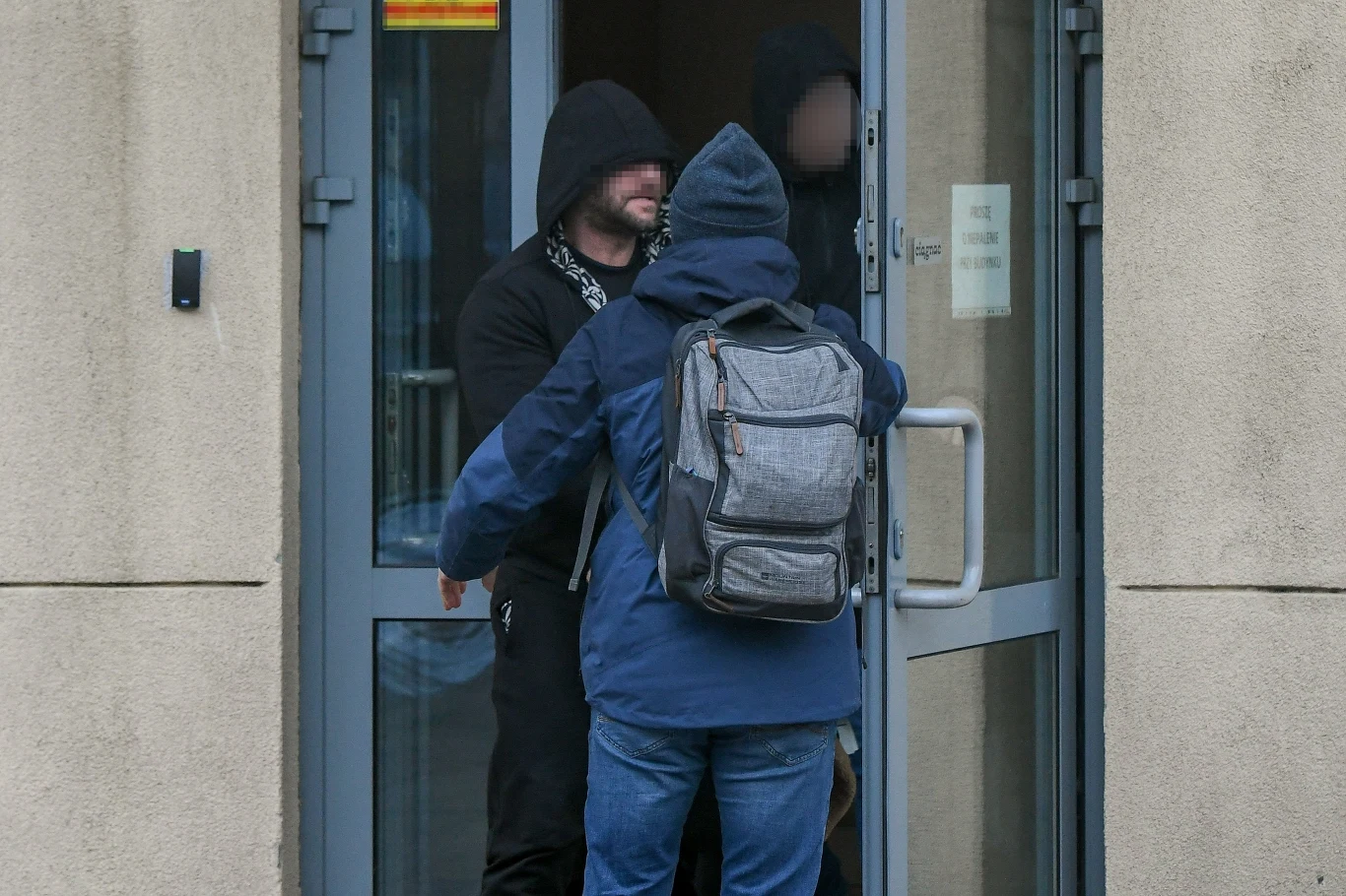 Emil S. wychodzi z prokuratury.jpg Emil S. wychodzi z prokuratury.jpg