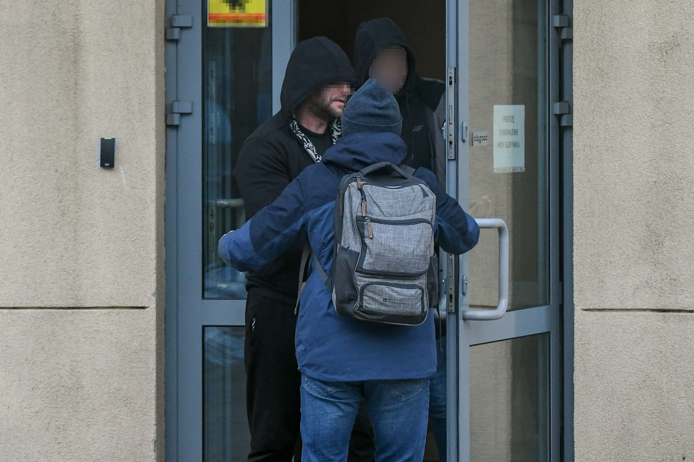 Emil S. wychodzi z prokuratury.jpg Emil S. wychodzi z prokuratury.jpg