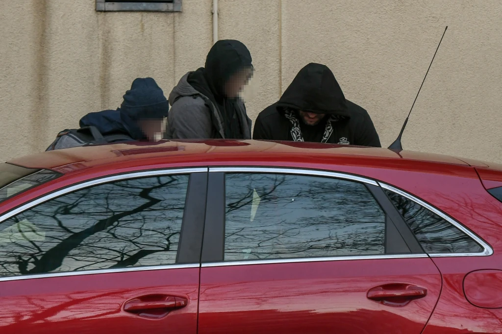 Emil S. wychodzi z prokuratury