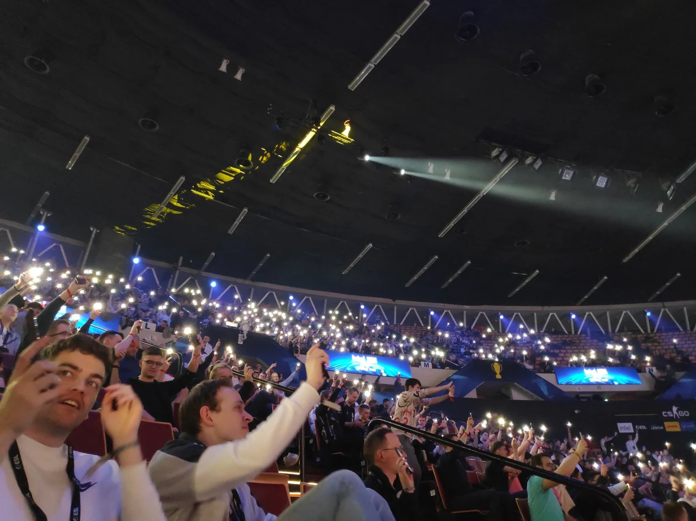 Światełka wśród tłumnie zgromadzonych kibiców to już rytuał podczas IEM Katowice