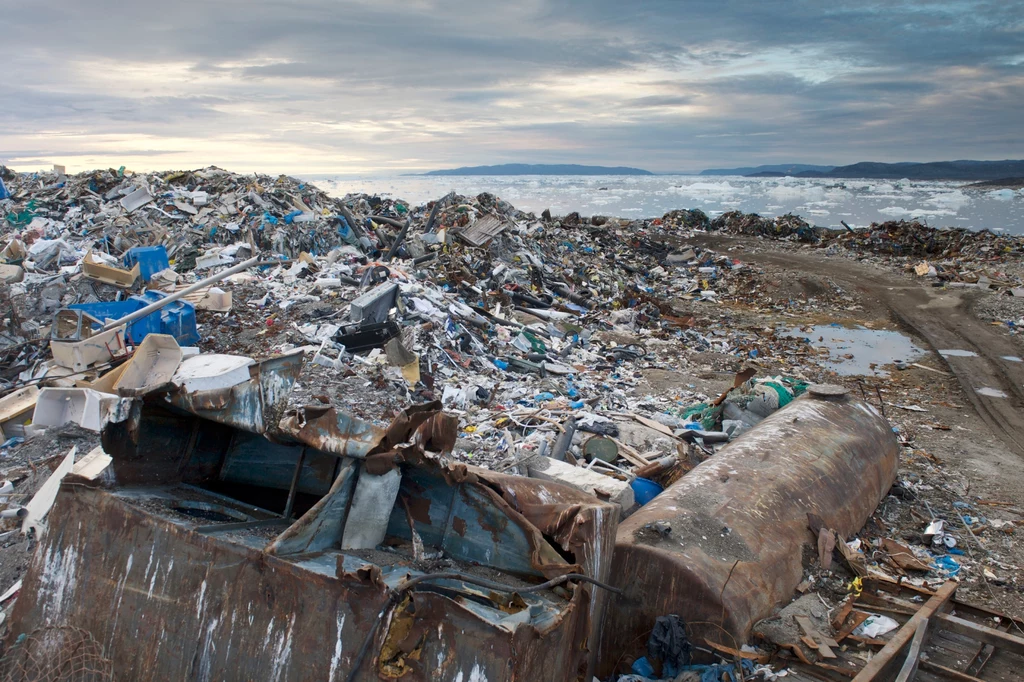Arktyka zasypana jest śmieciami m.in. z Niemiec, USA, Chin czy nawet Brazylii. Przez to, że na biegunie gospodarka odpadami jest na słabym poziomie, staje się on tzw. ostatecznym wysypiskiem 
