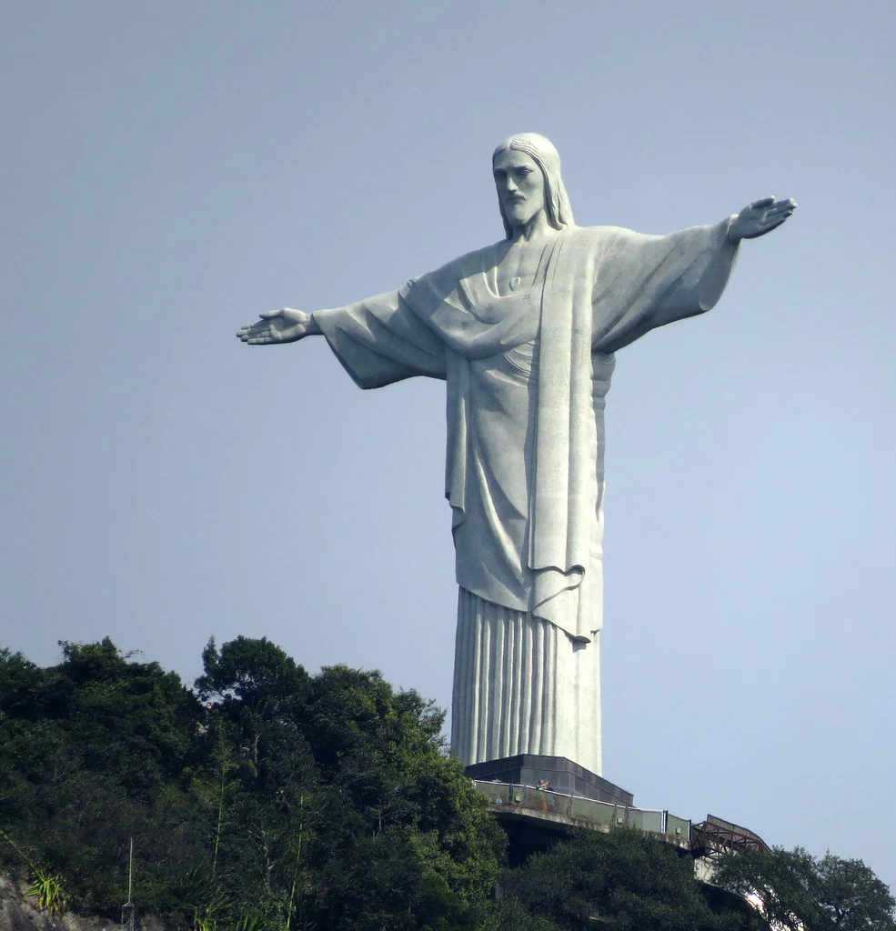 Obecnie Statua Chrystusa Odkupiciela w Rio de Janeiro ma 38 metrów wysokości z piedestałem. Jego ręce rozciągają się na 28 metrów, tworząc spektakularny obraz