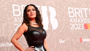 Salma Hayek w skórzanej mini i z dwoma półnagimi przystojniakami