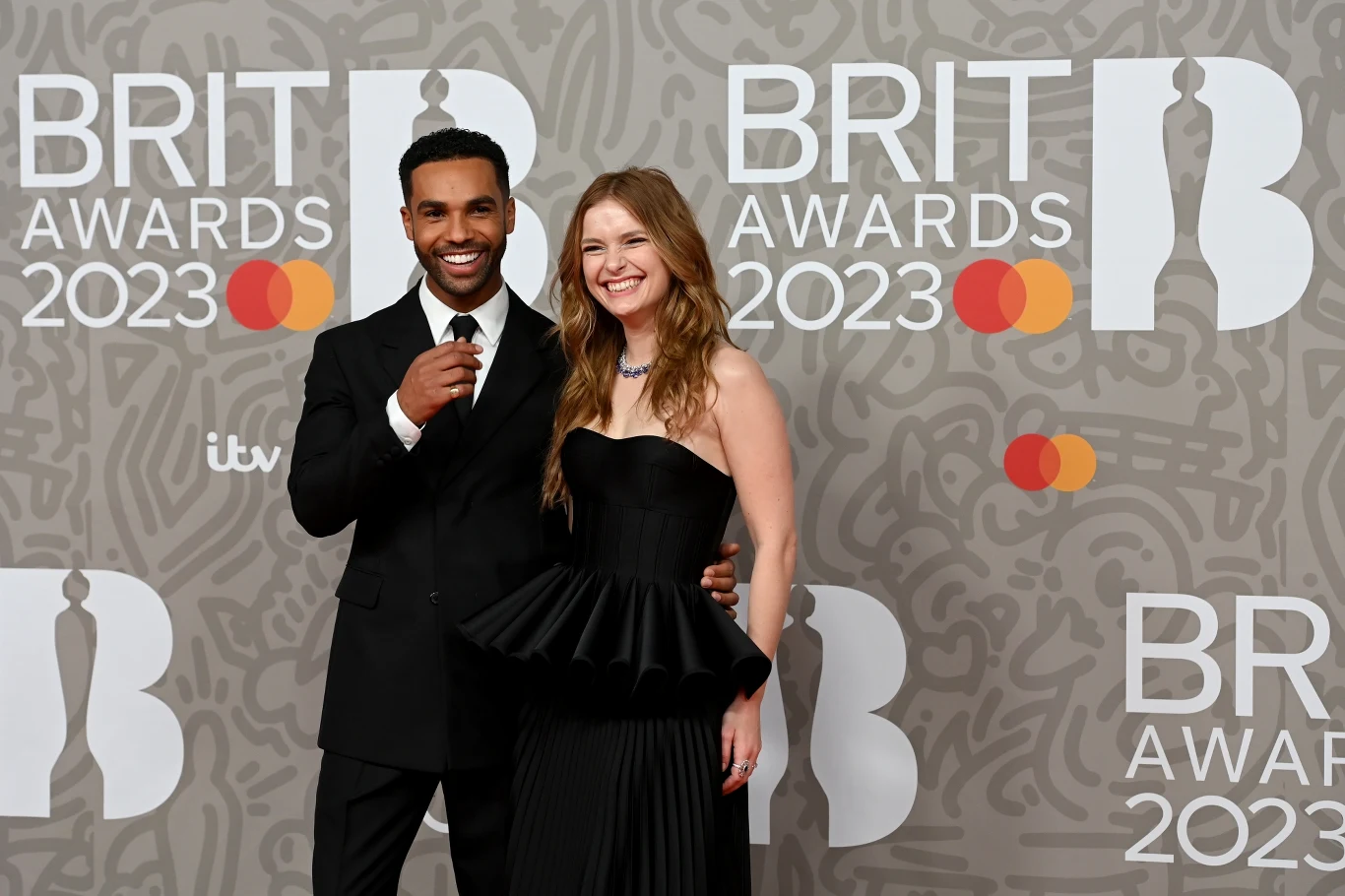 Lucien Laviscount i Camille Razat na Brit Awards 2023