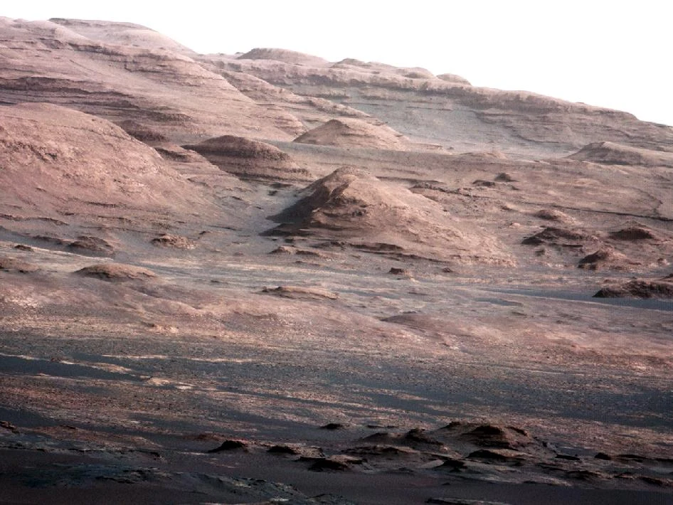 Struktura skalna Mount Sharp jest idealnym zapisem historii Marsa. Na jego szczycie znajdują się skały, które są najmłodsze. Im bardziej w dół, tym skały posiadają zapis znacznie starszych epok Struktura skalna Mount Sharp jest idealnym zapisem historii Marsa. Na jego szczycie znajdują się skały, które są najmłodsze. Im bardziej w dół, tym skały posiadają zapis znacznie starszych epok