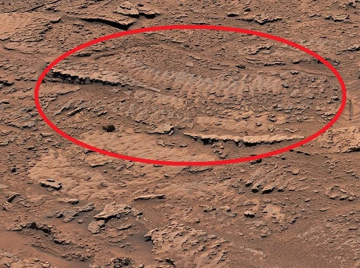 Zdjęcie łazika Curiosity z zaznaczonymi widocznymi riplemarkami świadczącymi o obecności wody i fal Zdjęcie łazika Curiosity z zaznaczonymi widocznymi riplemarkami świadczącymi o obecności wody i fal