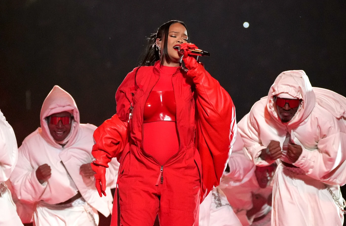 Rihanna podczas występu na Super Bowl 2023 Rihanna podczas występu na Super Bowl 2023