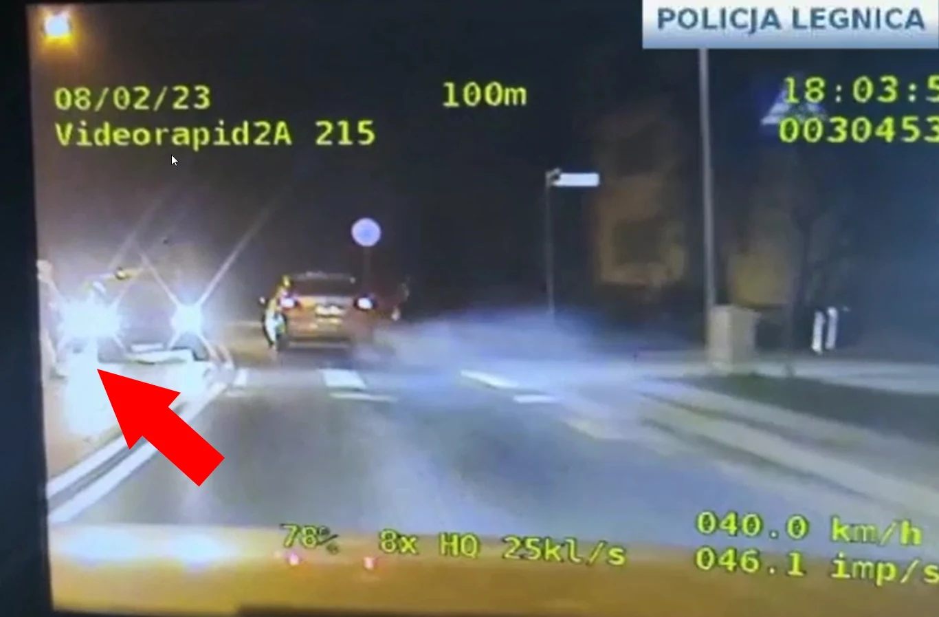 Czy kierowca srebrnego samochodu mógł wymusić pierwszeństwo na pieszej oznaczonej strzałką? Czy kierowca srebrnego samochodu mógł wymusić pierwszeństwo na pieszej oznaczonej strzałką?