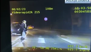 Mężczyzna nie ustąpił pierwszeństwa i przyspieszył na pasach. Wszystko nagrała policja