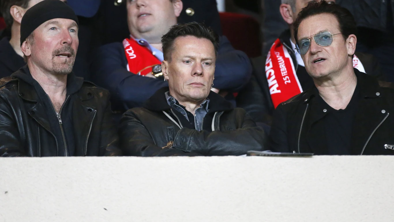Edge, Larry Mullen Jr. i Bono - trzech członków U2 na meczu w 2015 roku Edge, Larry Mullen Jr. i Bono - trzech członków U2 na meczu w 2015 roku