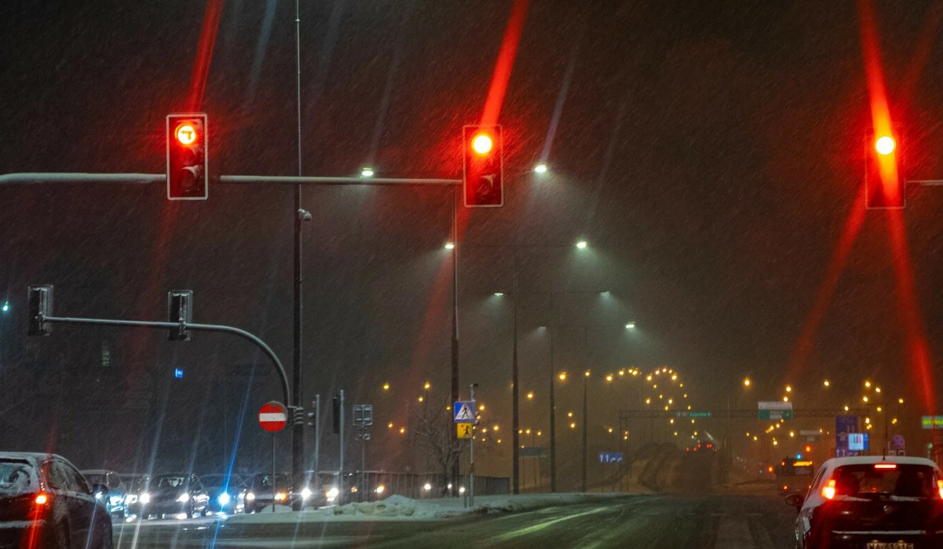 Najczęściej wybieraną i najbardziej rozsądną opcją zmniejszania prędkości w czasie dojeżdżania do skrzyżowania lub sygnalizacji jest hamowanie silnikiem.