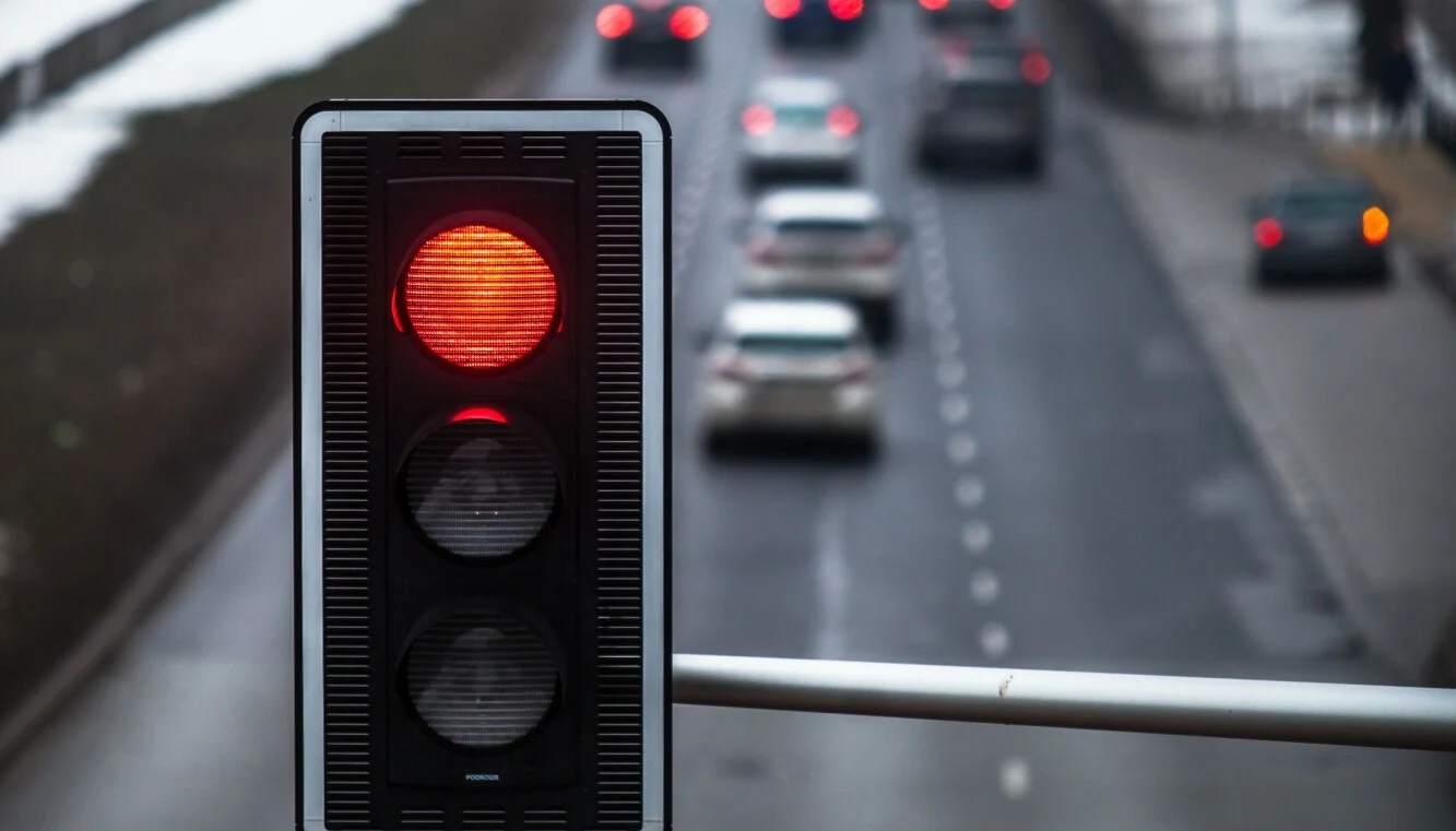 Inni kierowcy, dojeżdżając do świateł, korzystają z innych metod - dojeżdżania na przełożeniu neutralnym, a także dojeżdżania z wciśniętym sprzęgłem.