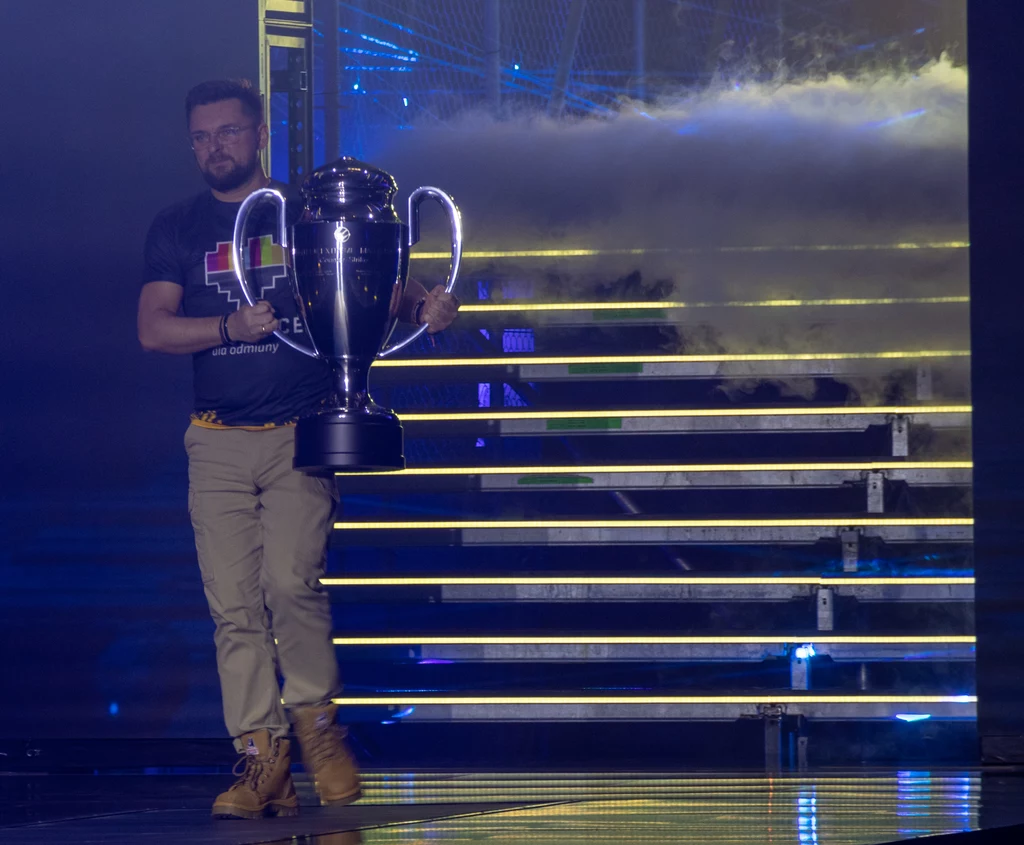 Prezydent Katowic Marcin Krupa wnosi na scenę puchar przewidziany dla zwycięzców IEM Katowice 2023 Prezydent Katowic Marcin Krupa wnosi na scenę puchar przewidziany dla zwycięzców IEM Katowice 2023