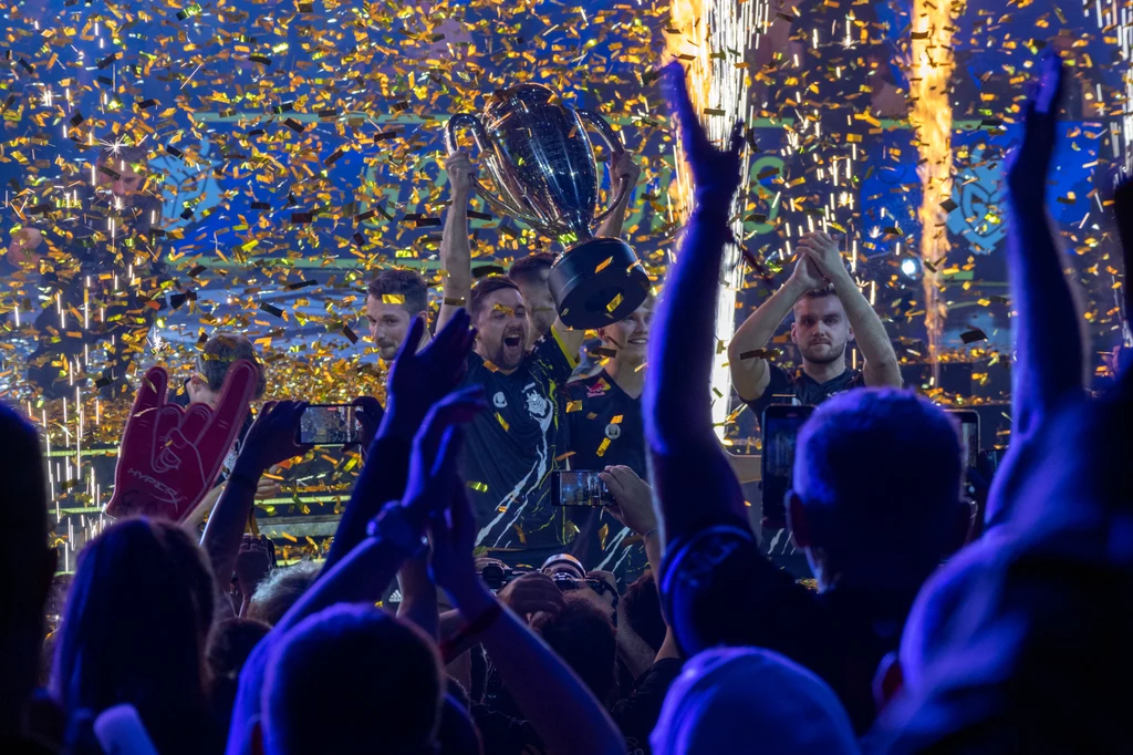 G2 wznosi puchar IEM Katowice 2023
