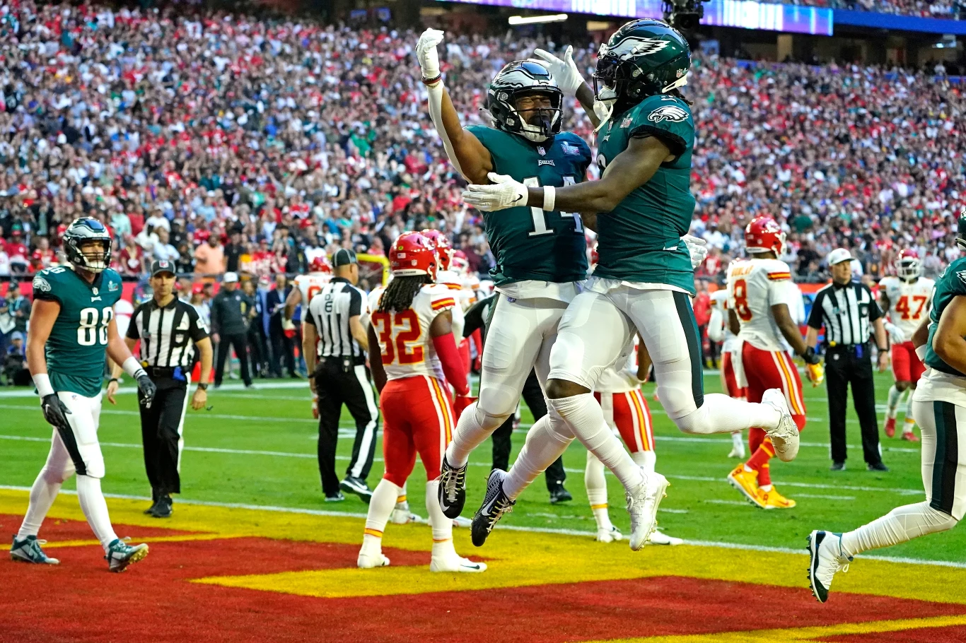 Zach Pascal (z prawej) z Philadelphia Eagles świętuje przyłożenie Kennetha Gainwella (z lewej) podczas Super Bowl LVII pomiędzy Kansas City Chiefs i Philadelphia Eagles Zach Pascal (z prawej) z Philadelphia Eagles świętuje przyłożenie Kennetha Gainwella (z lewej) podczas Super Bowl LVII pomiędzy Kansas City Chiefs i Philadelphia Eagles