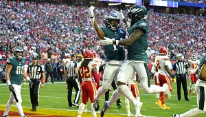 Zach Pascal (z prawej) z Philadelphia Eagles świętuje przyłożenie Kennetha Gainwella (z lewej) podczas Super Bowl LVII pomiędzy Kansas City Chiefs i Philadelphia Eagles