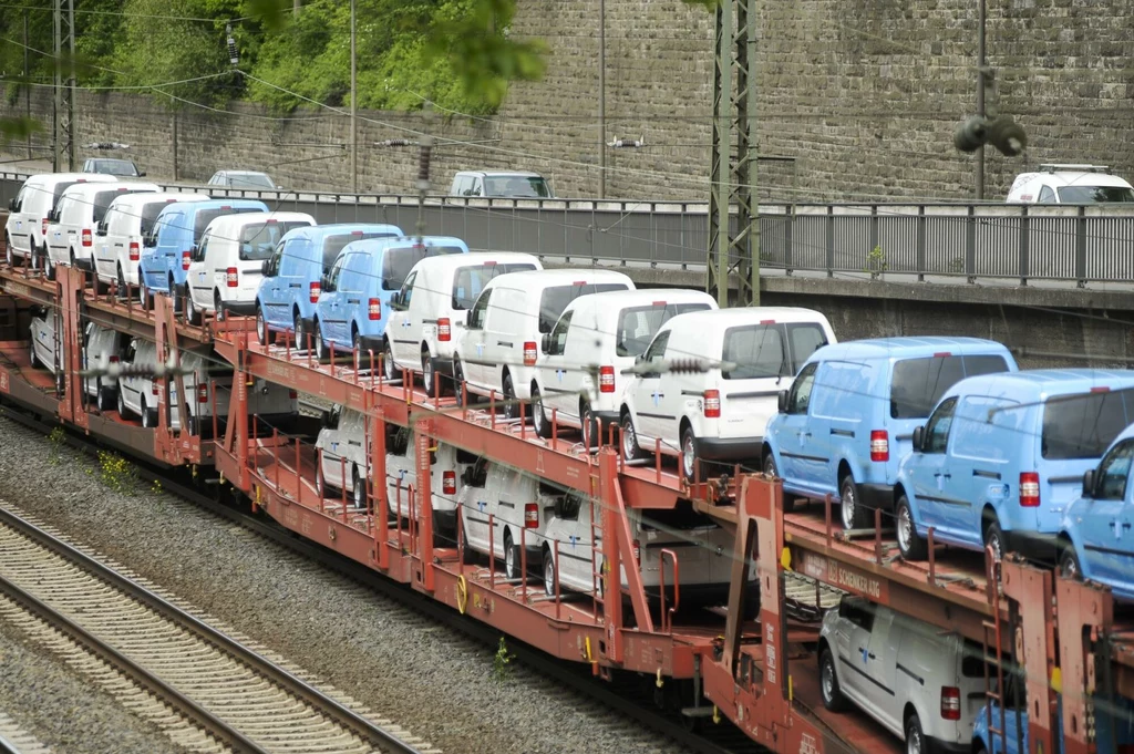 Pociąz z wyprodukowanymi w Polsce Volkswagenami Caddy w Niemczech